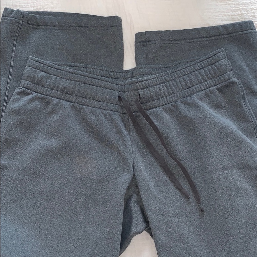dark grey under armour sweatpants